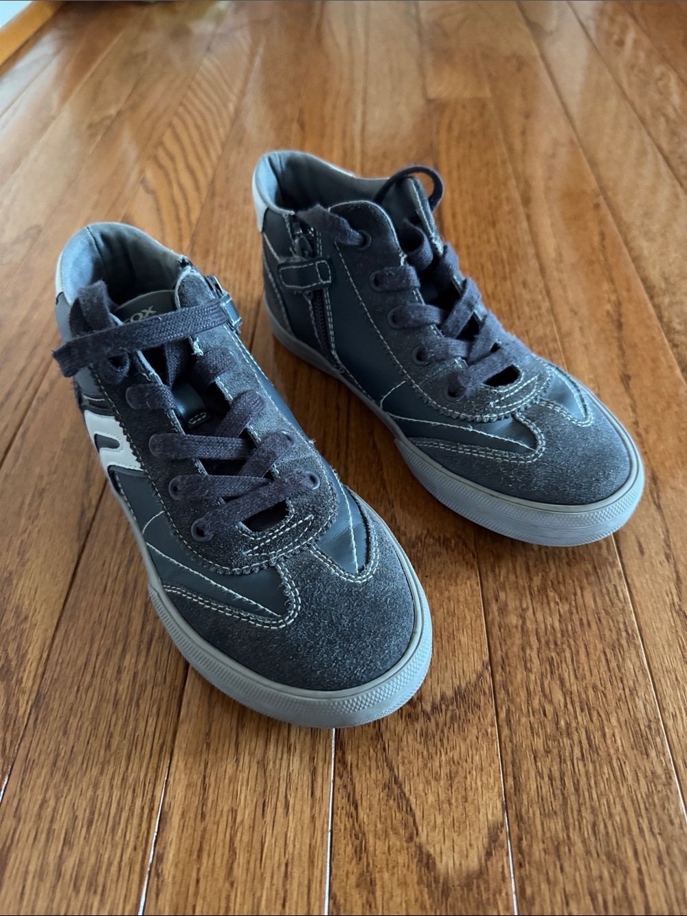 🎉Geox- Kids Grey High-Top Sneakers(Size 3)🎉